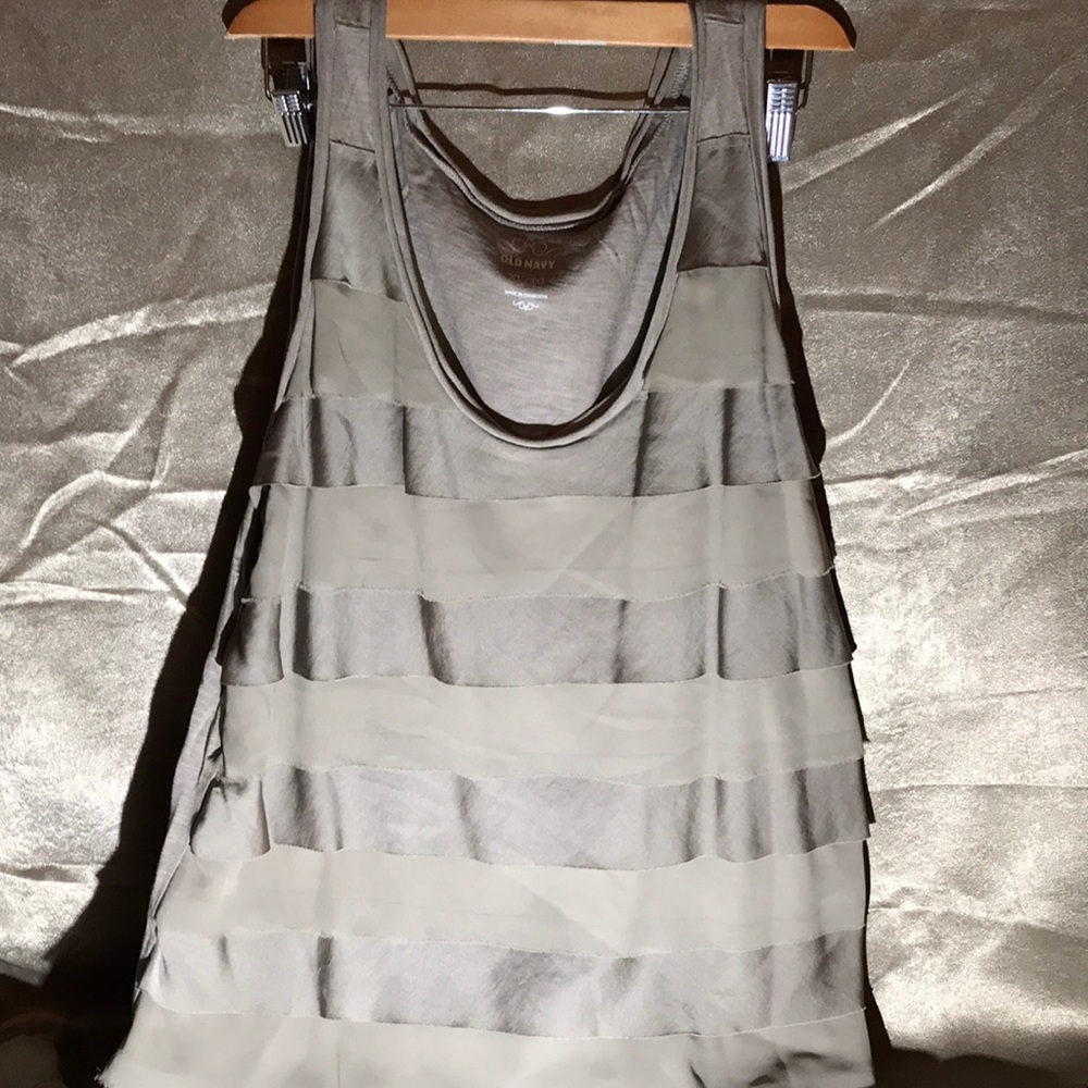 EUC Old Navy Ruffled layered tank